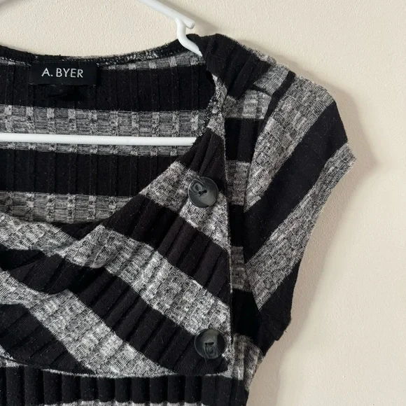 A.Byer Short Sleeve Sweater - Size Small - Picture 5 of 7
